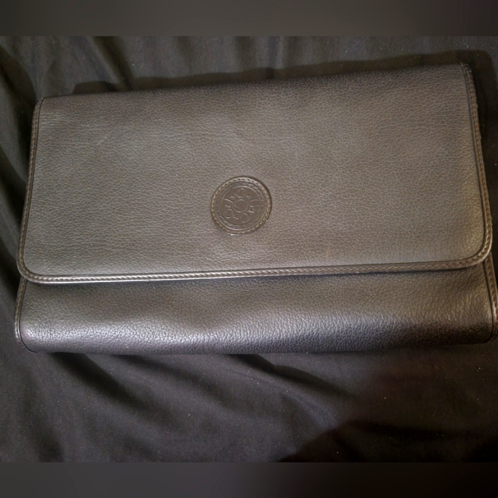 Black Gucci Crossbody comes with a long strap, clean sides, & bottom (see pics